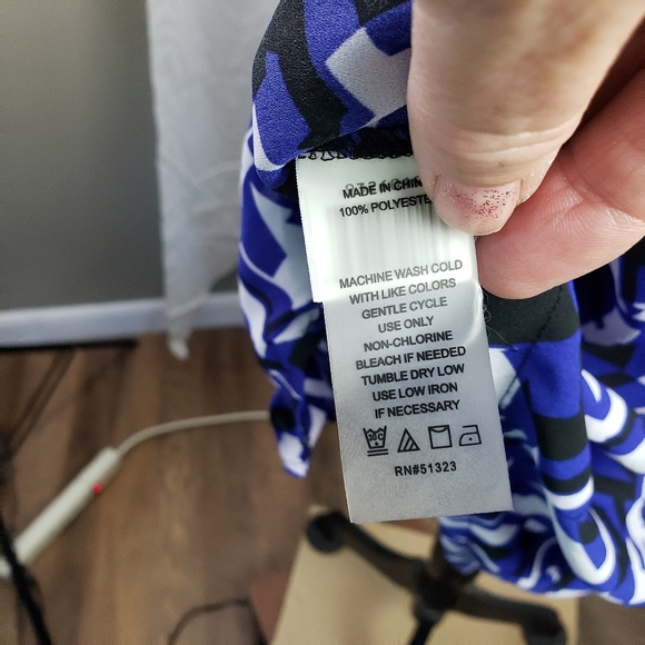 Vince Camuto Asymmetric blue  and white geometric top size L - Picture 5 of 8